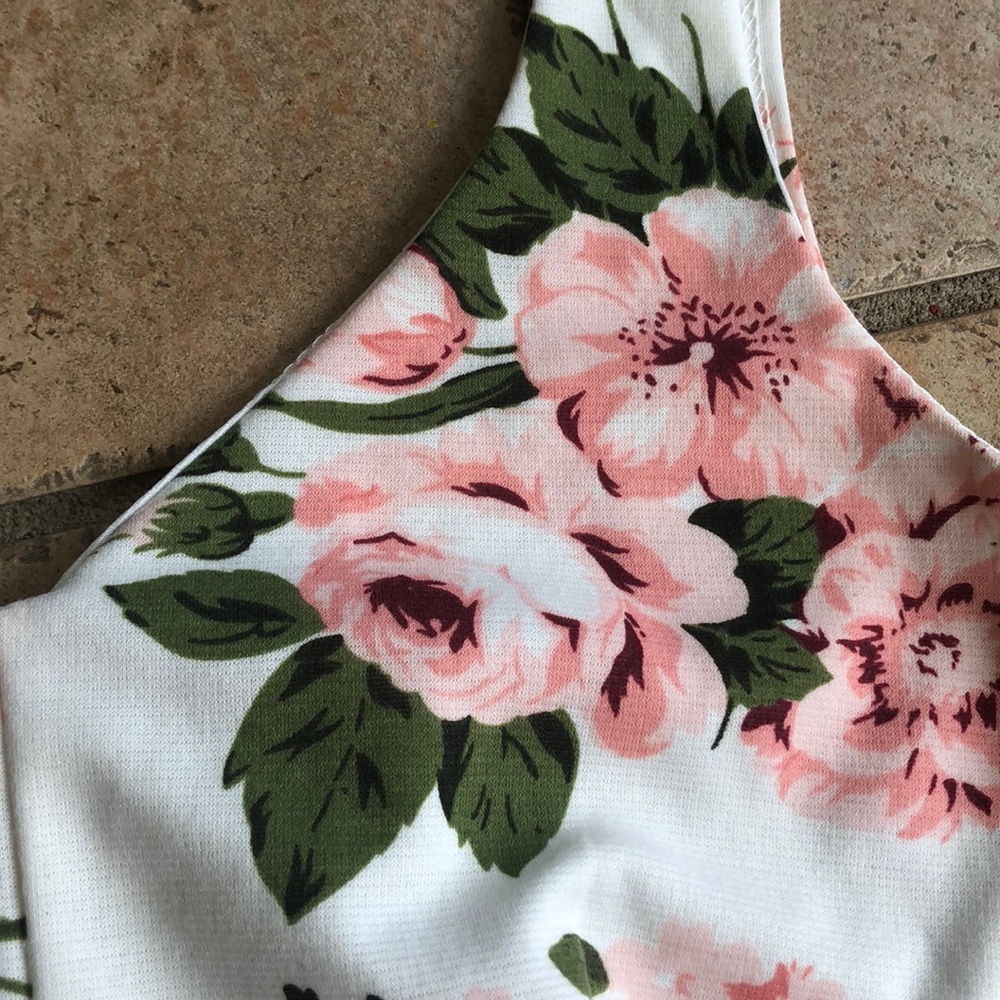 White Floral V neck crop top - Picture 2 of 4